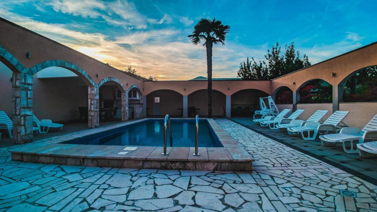 Holiday Home Rozic - Villa With Private Seasonal Heated Pool โมสตาร์ ภายนอก รูปภาพ